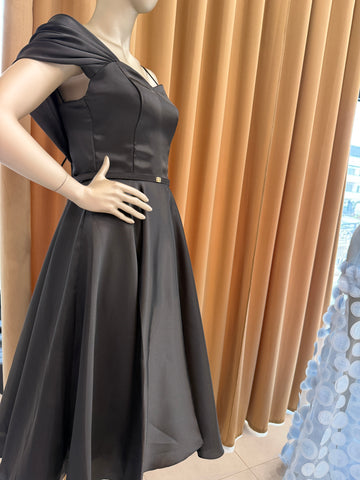 Rochie Midi Satinată cu Drapaj la Umeri